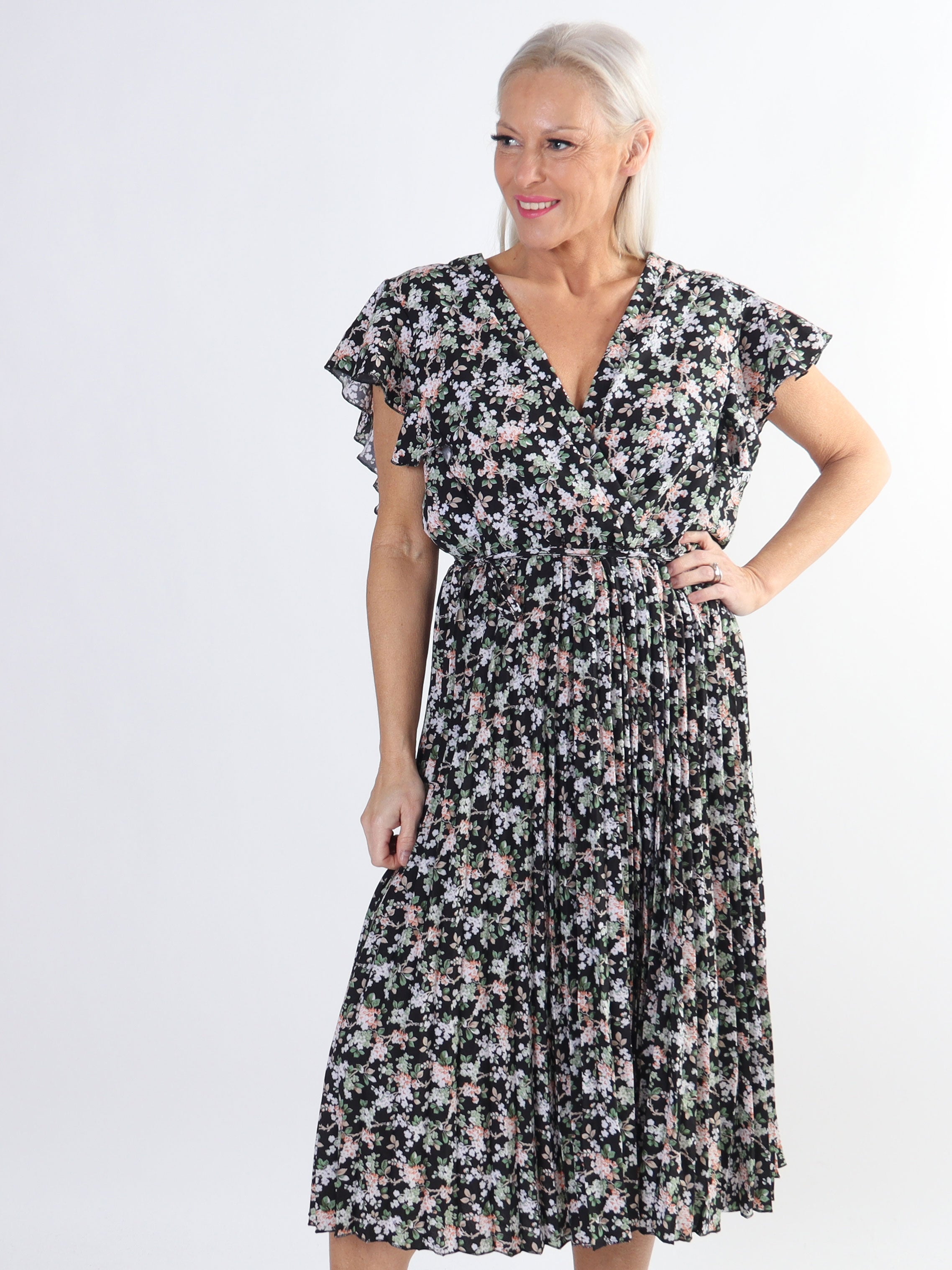 Callidora - Plus size kjole i med plisseringer og flæser